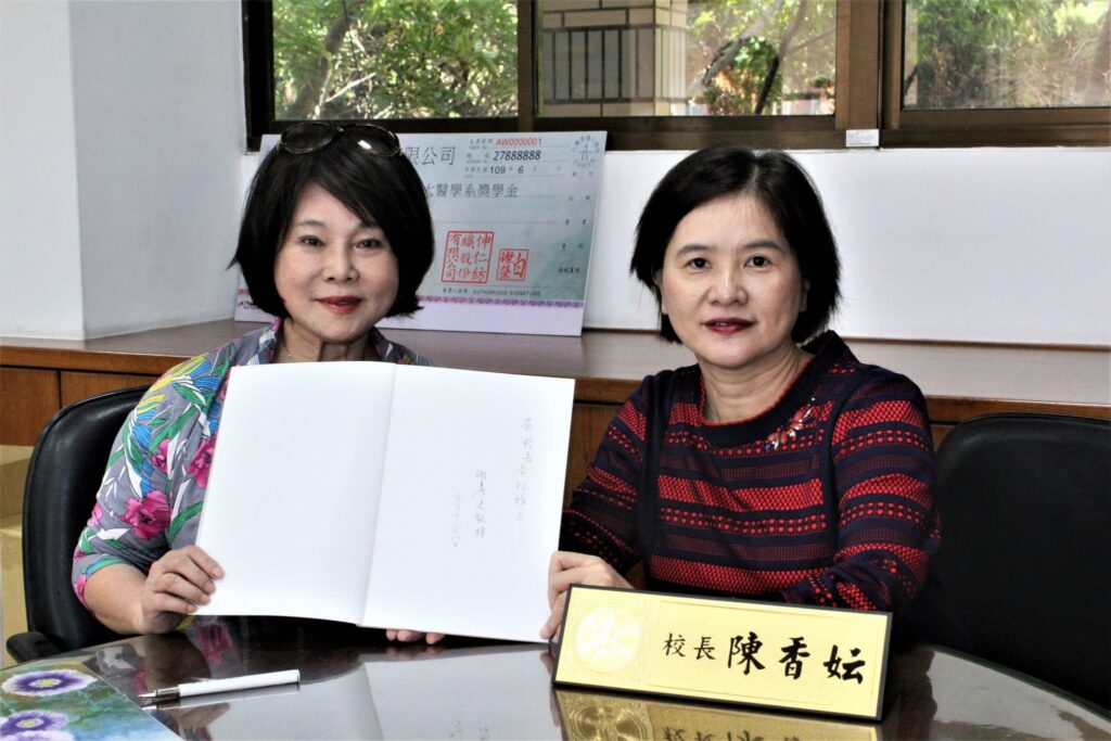 20201028 校友畫家"謝麗美"返母校贈第四本新畫冊