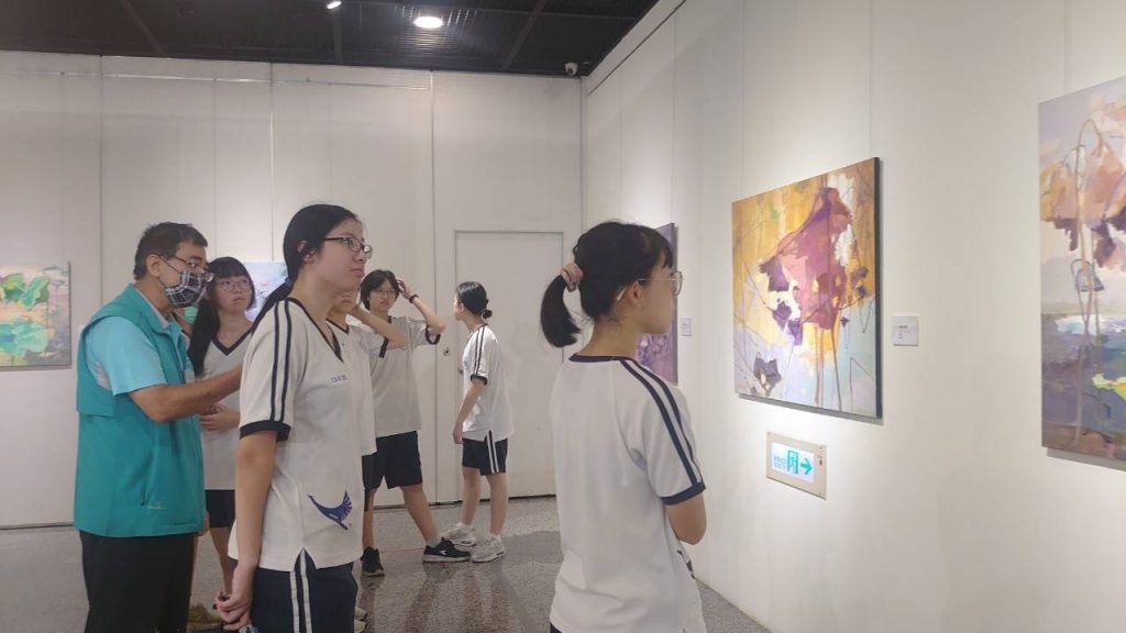 學生參觀彰化文學館及陳光明油畫個展活動照片1